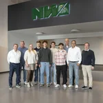 Der NORDWEST-Vorstand begrüßt offizielle die neuen Auszubildenden, alle stehen zusammen auf einem Foto.