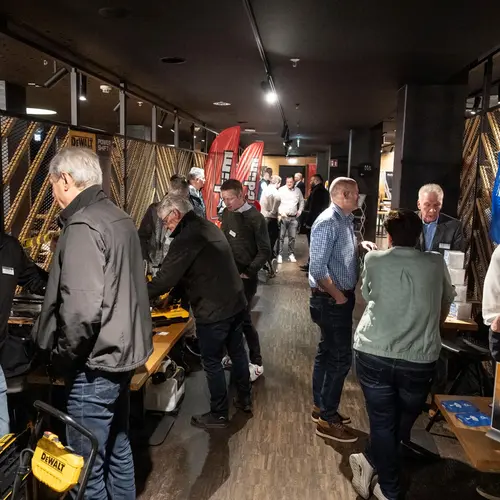 Die anwesenden Fachhandels- und Lieferantenpartner nutzen die Gelegenheiten zum intensiven Networking und für lohnende Geschäfte.