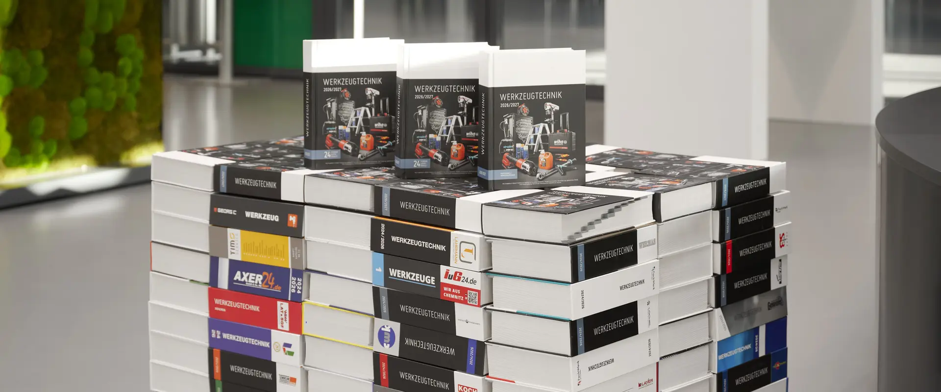 Der neue Werkzeugtechnik-Katalog 2026/2027 steht auf einer Palette mit alten Katalogen. 
