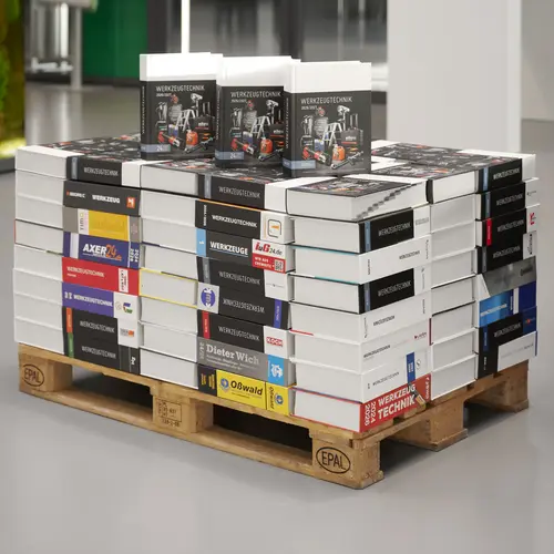 Der neue Werkzeugtechnik-Katalog 2026/2027 steht auf einer Palette mit alten Katalogen. 
