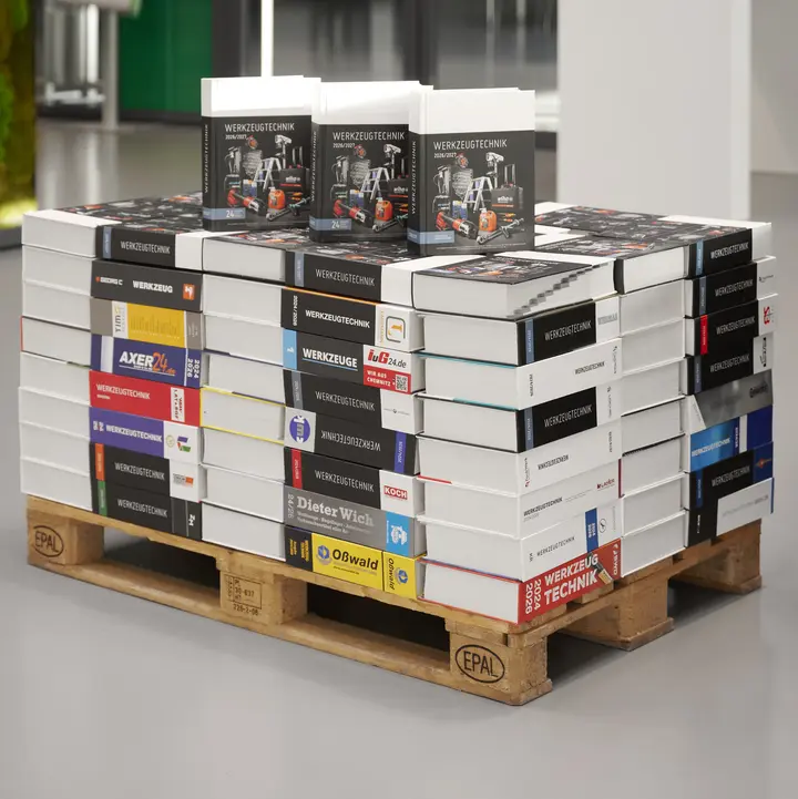 Der neue Werkzeugtechnik-Katalog 2026/2027 steht auf einer Palette mit alten Katalogen. 