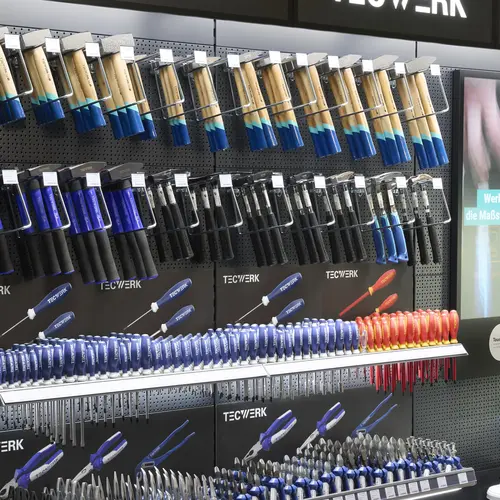 Die TECWERK-POS-Wand im Showroom von NORDWEST 