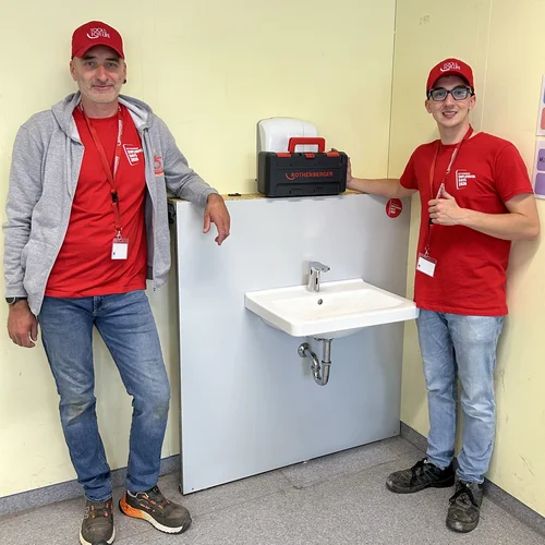 Die SHK-Influencer Karsten Busch und David Borak nach vollendeter Arbeit. 