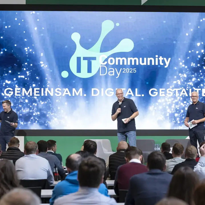 Christian Blicke (Bereichsleiter Digitalisierung & E-Business Beratung), Thorsten Sega (Vorstand) und Martin Reinke (Geschäftsbereichsleiter  Digitale Services & E-Business) bei der Begrüßung der Gäste. 