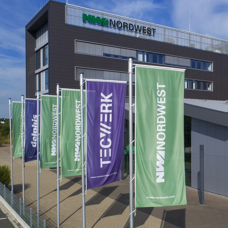 NORDWEST Firmengebäude Eingang mit Fahnen