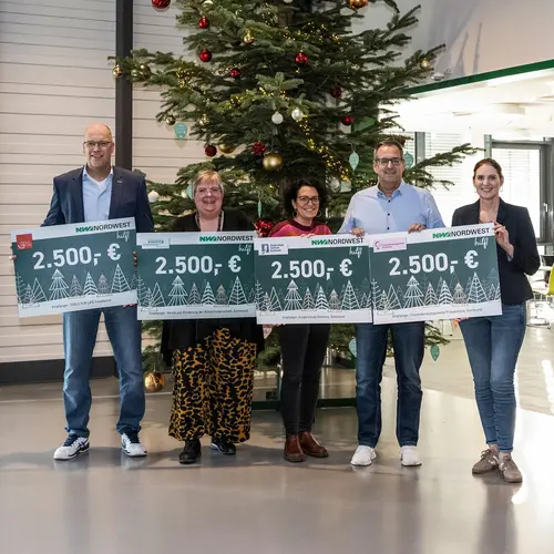 Thorsten Sega, Dagmar Petzgen, Aline Schneider-Sailler, Michael Rolf und Astrid Sassen (v.l.n.r.) bei der diesjährigen Weihnachtsspende in der Dortmunder Zentrale