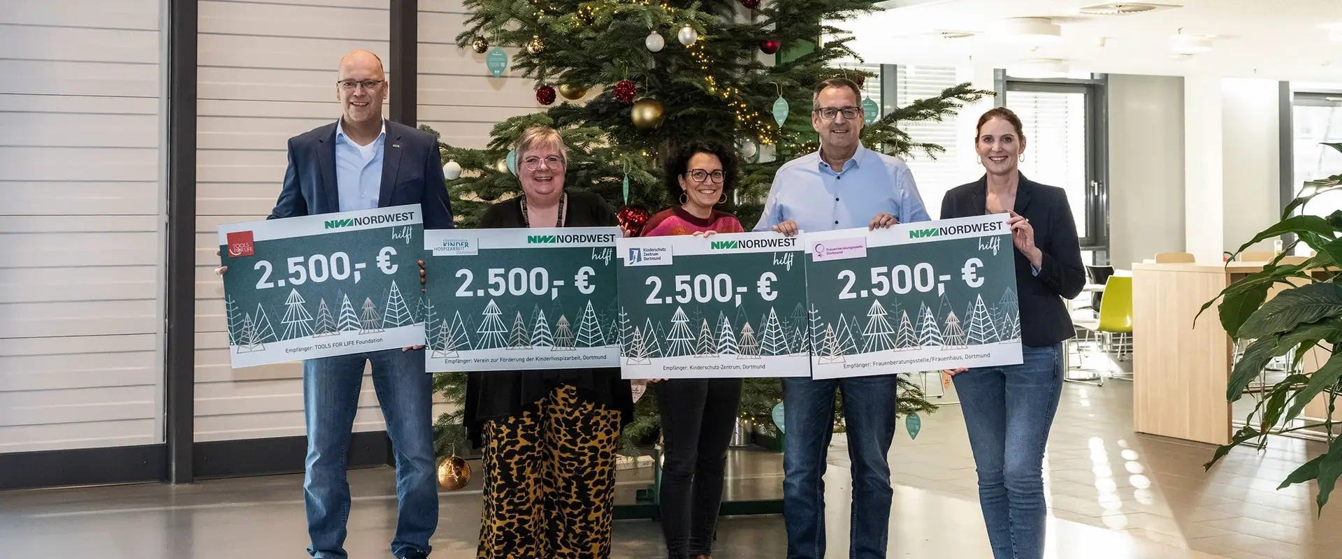 Thorsten Sega, Dagmar Petzgen, Aline Schneider-Sailler, Michael Rolf und Astrid Sassen (v.l.n.r.) bei der diesjährigen Weihnachtsspende in der Dortmunder Zentrale