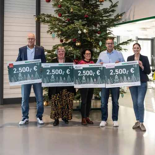 Thorsten Sega, Dagmar Petzgen, Aline Schneider-Sailler, Michael Rolf und Astrid Sassen (v.l.n.r.) bei der diesjährigen Weihnachtsspende in der Dortmunder Zentrale