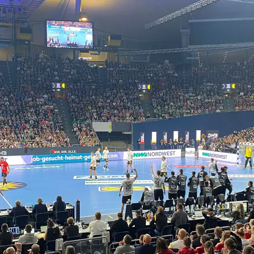 Bandenwerbung beim Tag des Handballs-Spiel
