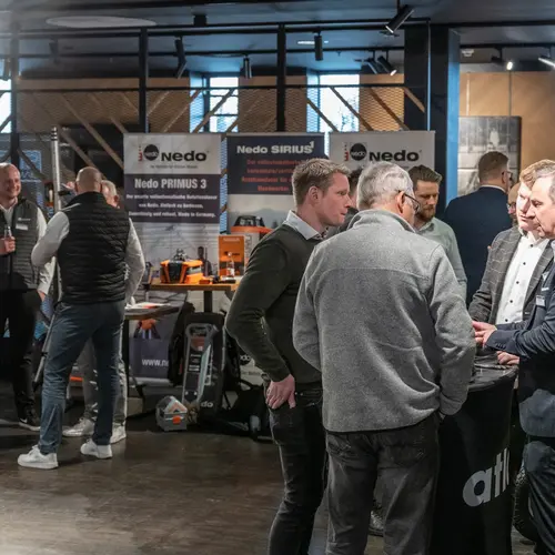Die anwesenden Fachhandels- und Lieferantenpartner nutzen die Gelegenheiten zum intensiven Networking und für lohnende Geschäfte.