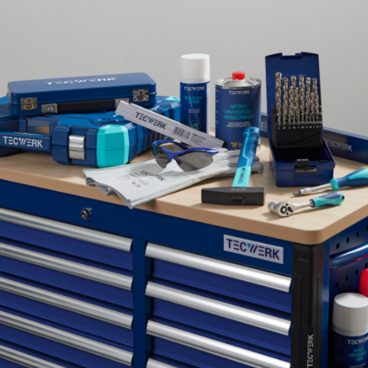 Chariot à outils Tecwerk avec outils dessus.