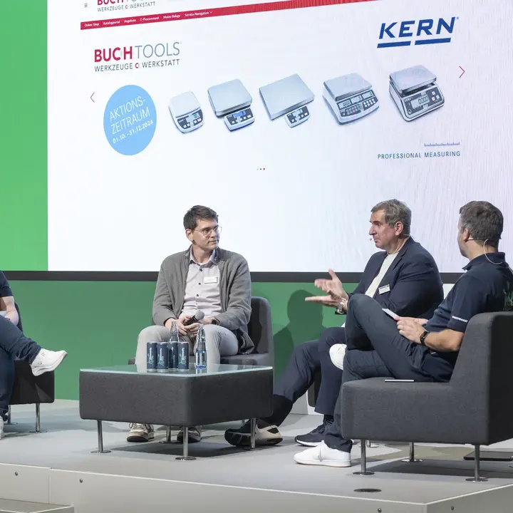 Vier Menschen sitzen in einer Runde und tauschen sich zu Digitalisierungsthemen beim IT Community Day von NORDWEST aus.