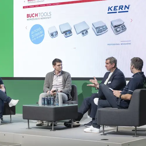 Vier Menschen sitzen in einer Runde und tauschen sich zu Digitalisierungsthemen beim IT Community Day von NORDWEST aus.
