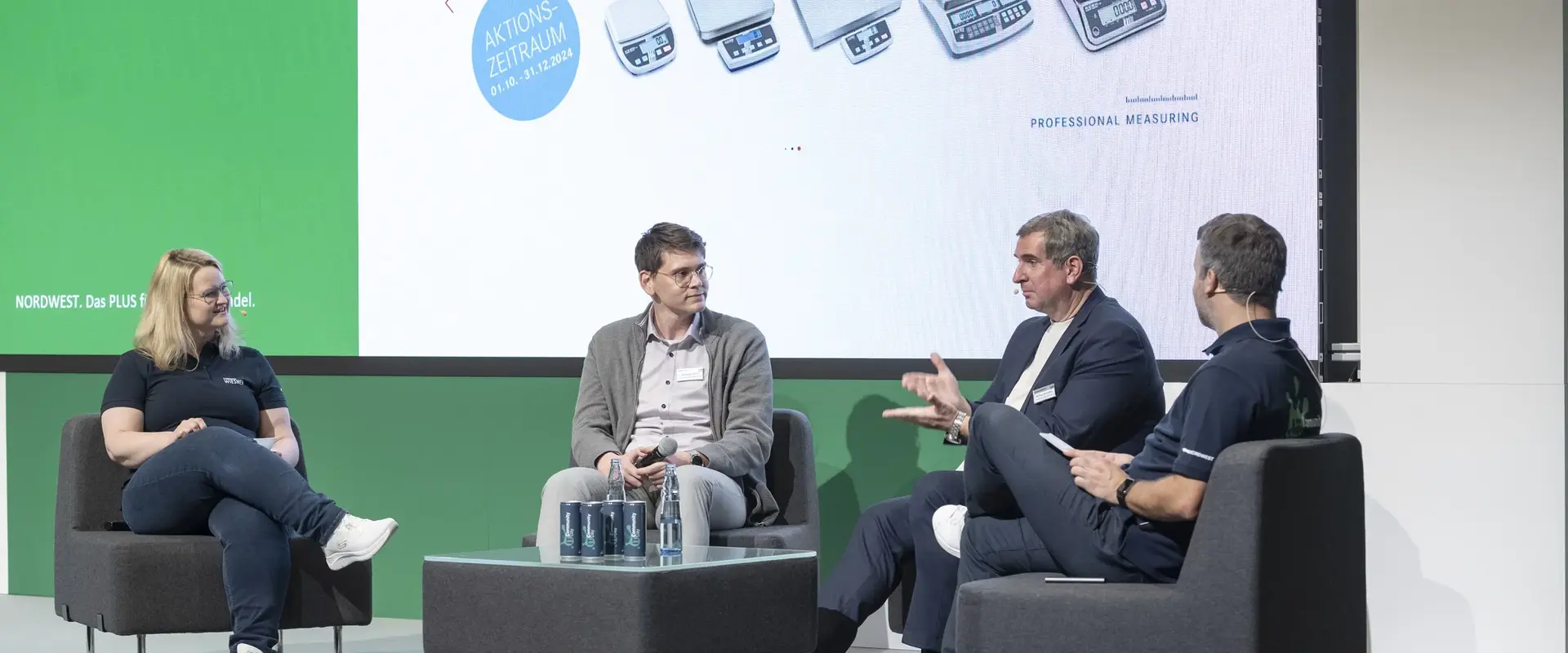 Vier Menschen sitzen in einer Runde und tauschen sich zu Digitalisierungsthemen beim IT Community Day von NORDWEST aus.