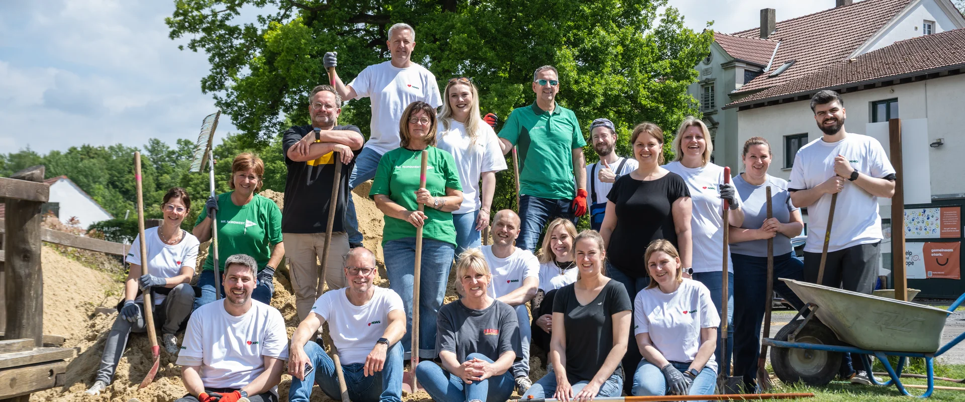 Rund 20 Mitarbeitende von NORDWEST haben sich im Rahmen des Help Days tatkräftig bei der help and hope Stiftung in Dortmund engagiert. 
