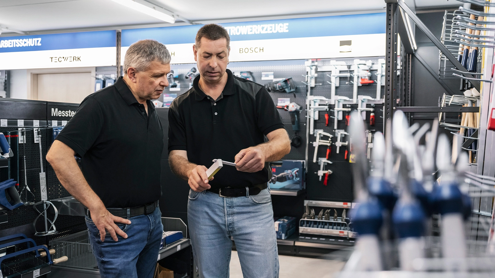 NORDWEST specialised trade partner advises a customer in the tool trade on site