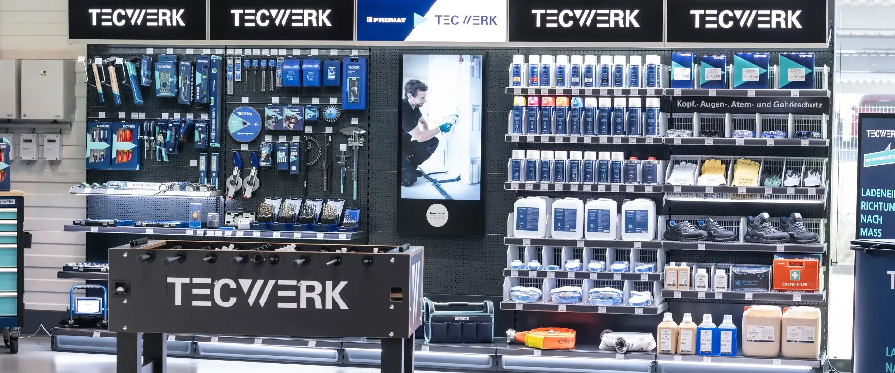 Mit TECWERK-Werkzeug bestückte POS-Wand