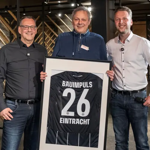 NORDWEST-Vorstand Michael Rolf (links) und Sebastian Atrott, Key Account Manager Baugeräte (rechts), mit Michael Hain, dem Gewinner des Torwandschießens.