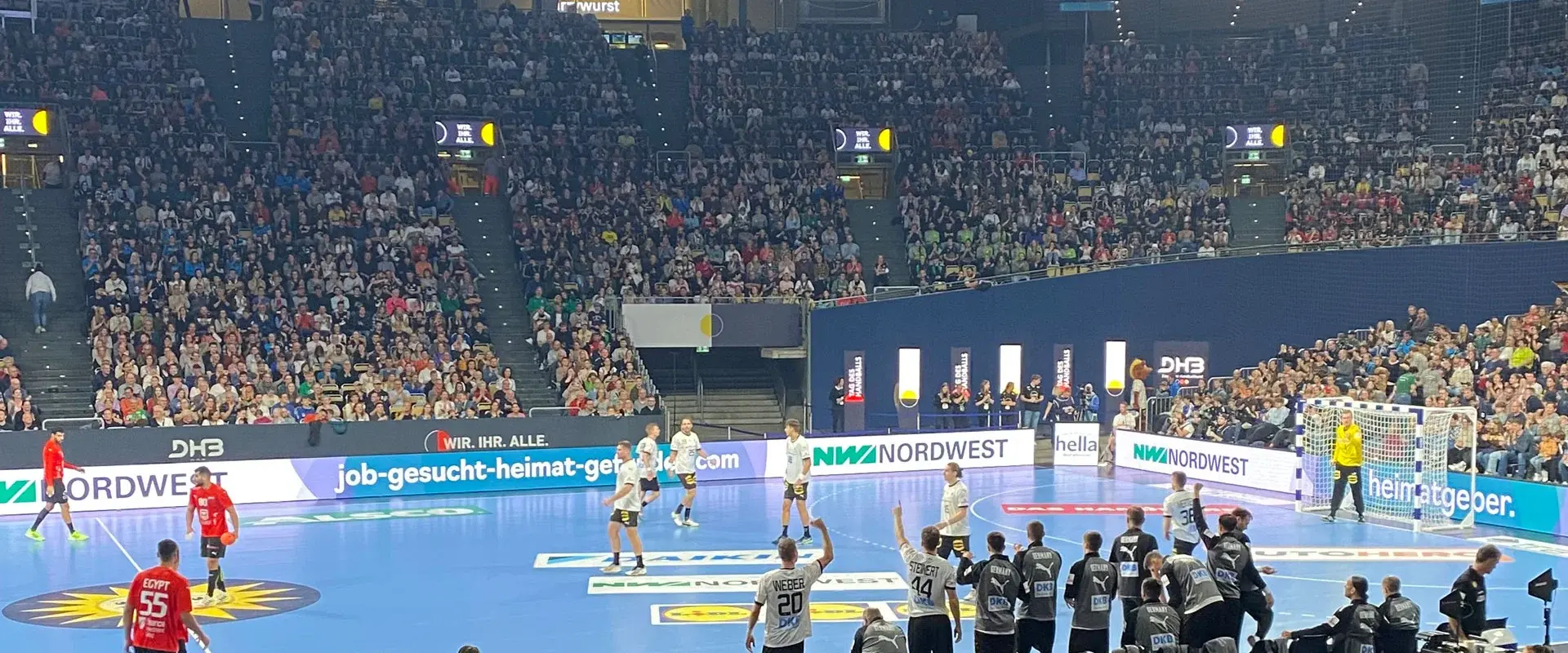 Bandenwerbung beim Tag des Handballs-Spiel