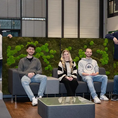 Gruppenfoto: NORDWEST-Vorstand gratuliert Azubis zur erfolgreich bestandenen Prüfung