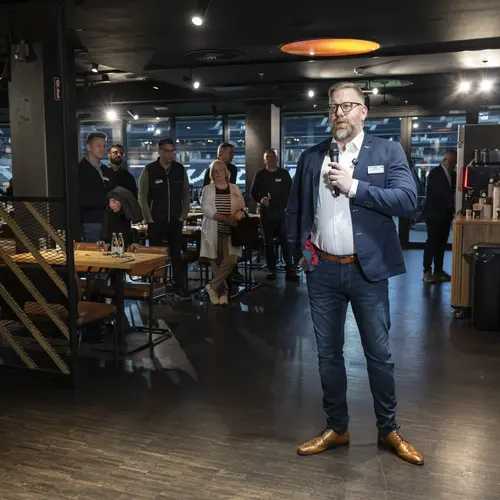 Marc Gronau, Geschäftsbereichsleiter Bau & Europa bei NORDWEST, bei der Begrüßung der Gäste. 