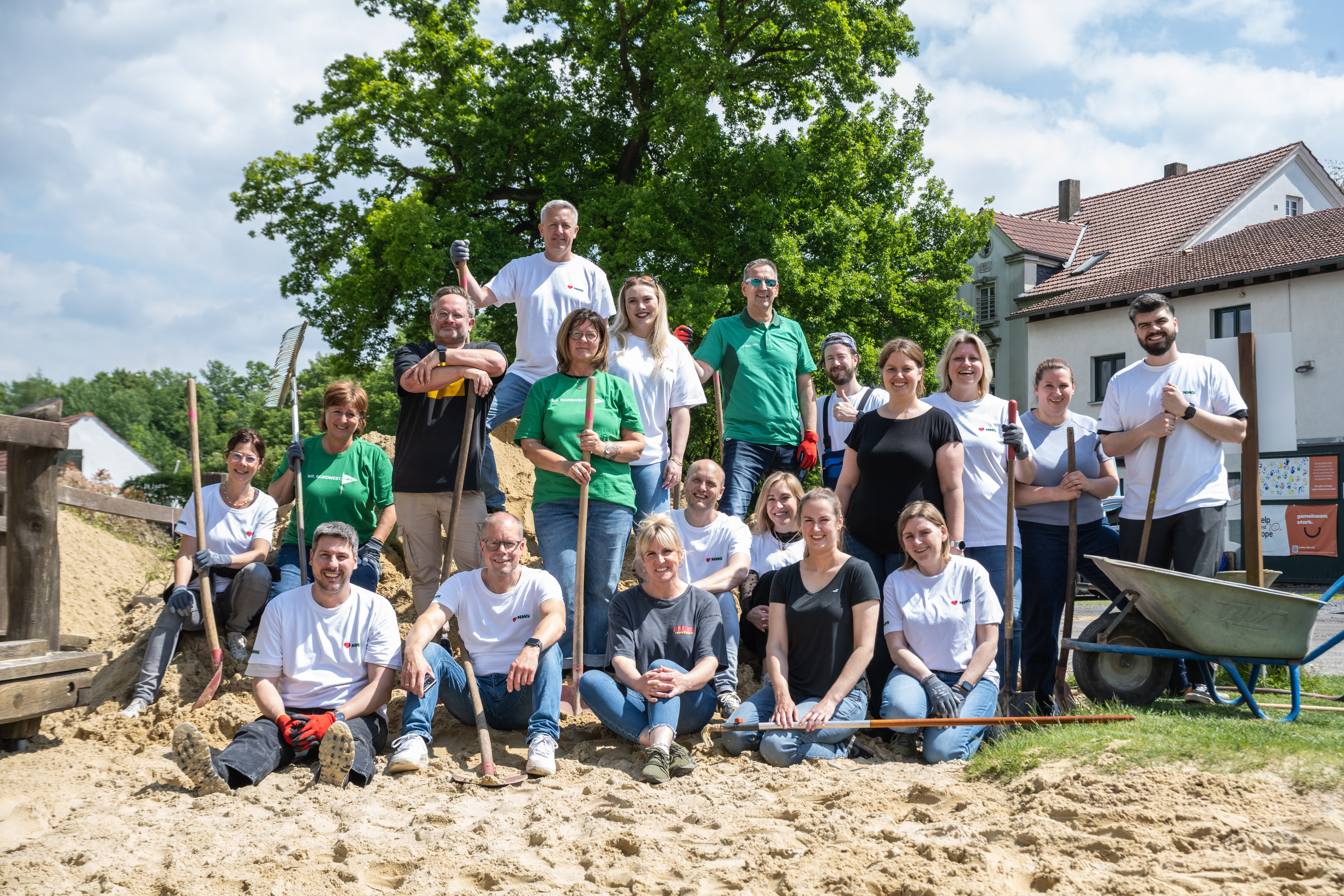 Rund 20 Mitarbeitende von NORDWEST haben sich im Rahmen des Help Days tatkräftig bei der help and hope Stiftung in Dortmund engagiert. 