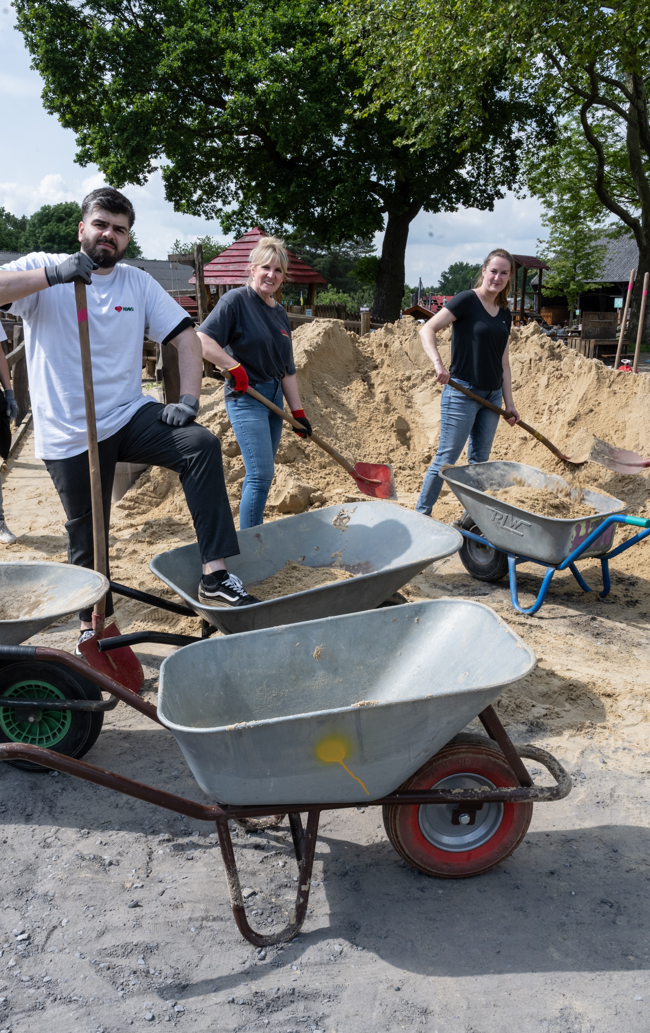 Rund 20 Mitarbeitende von NORDWEST haben sich im Rahmen des Help Days tatkräftig bei der help and hope Stiftung in Dortmund engagiert. 